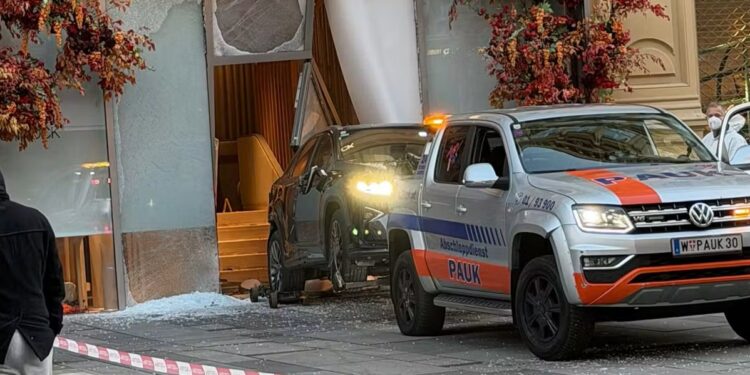 Pljačka luksuzne juvelirnice u Beču: Automobilom probili izlog i odneli nakit