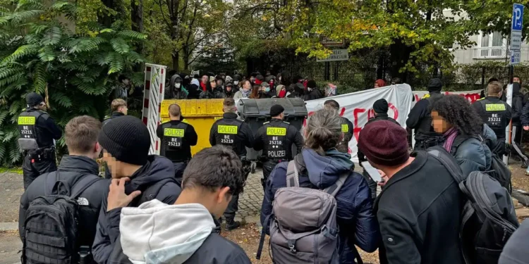 Školski protest ispred gimnazije u Berlinu