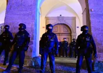 Demonstranti ispred češkog parlamenta u Pragu 23. oktobra 2026.