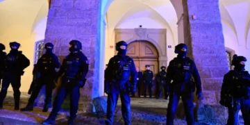 Demonstranti ispred češkog parlamenta u Pragu 23. oktobra 2026.