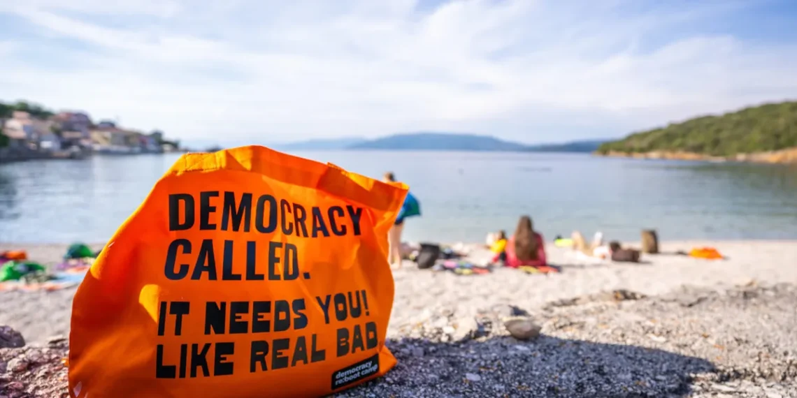 Promotivna torba programa Democracy Re:boot Camp na Cresu, arhivska fotografija iz 2025.