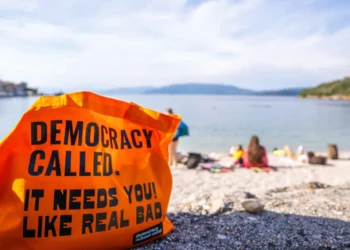 Promotivna torba programa Democracy Re:boot Camp na Cresu, arhivska fotografija iz 2025.