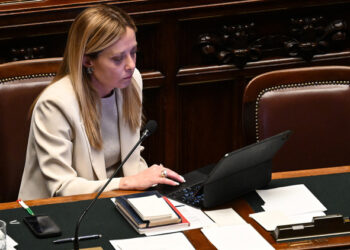Đorđa Meloni za računarom u italijanskom parlamentu; foto ANSA