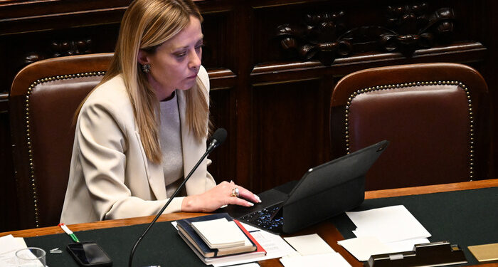 Đorđa Meloni za računarom u italijanskom parlamentu; foto ANSA