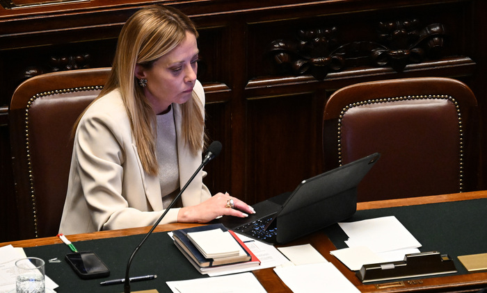 Đorđa Meloni za računarom u italijanskom parlamentu; foto ANSA