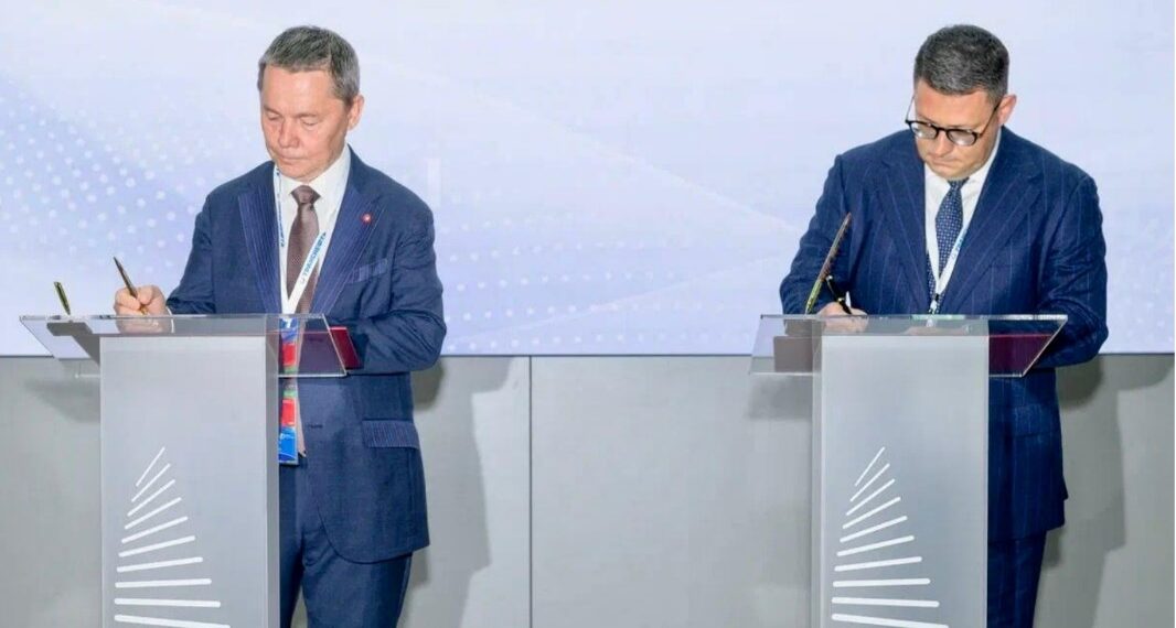 Aleksandar Đurđev i Vladimir Kalanda potpisuju sporazum u Moskvi
