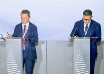 Aleksandar Đurđev i Vladimir Kalanda potpisuju sporazum u Moskvi