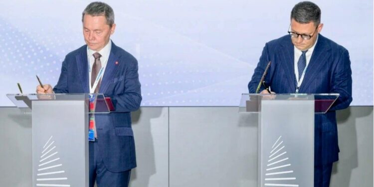 Aleksandar Đurđev i Vladimir Kalanda potpisuju sporazum u Moskvi