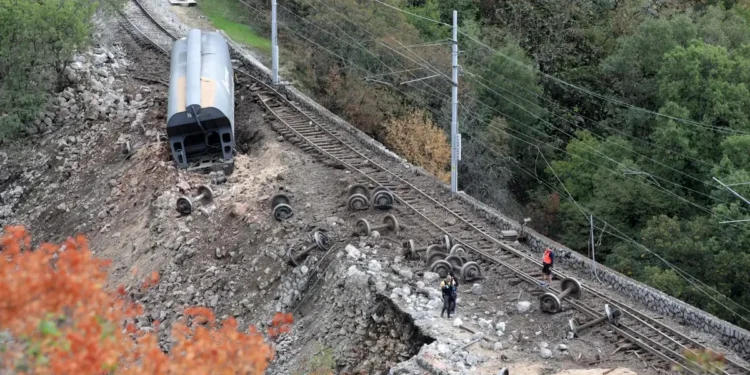 Otkazale kočnice na vozu u Hrvatskoj: Jedanaest vagona sletelo u provaliju