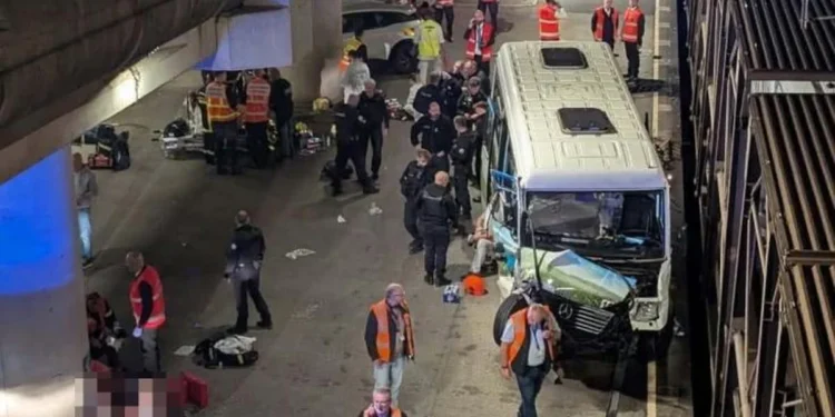 Minibus udario u voz kod tunela ispod Lamanša: Povređeno 19 ljudi