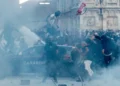Nasilni protesti širom Italije: Maskirani demonstranti kamenicama napali policiju