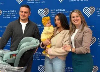 Pomoć koja čuva najmlađe: Grad Leskovac uručio 226 auto-sedišta porodicama