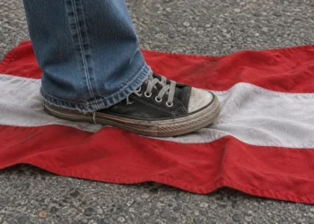 Skandal u Beču: student pred punom salom ponižava zastavu svoje države