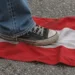 Skandal u Beču: student pred punom salom ponižava zastavu svoje države