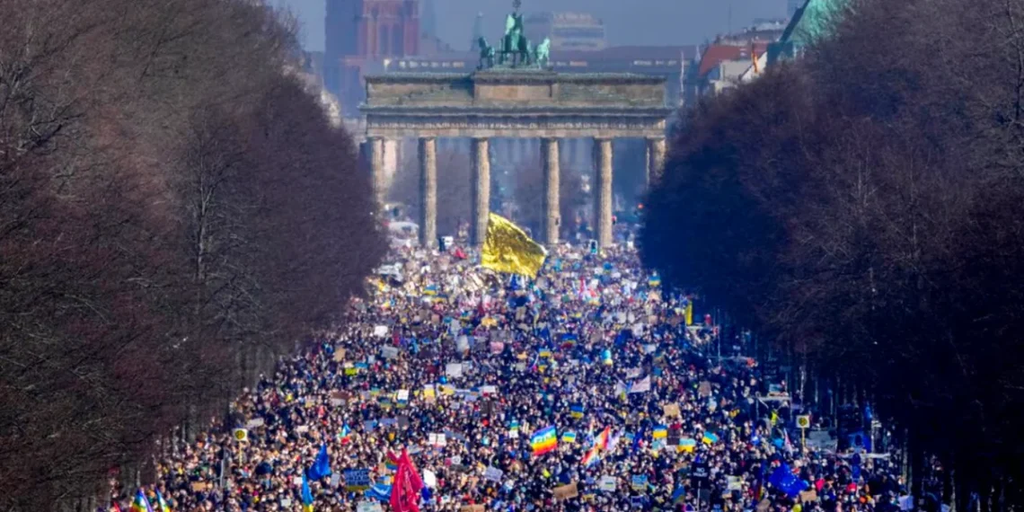 Ko šalje mlade na ulice Berlina? Aktivisti otišli, nejasno ko vodi protest