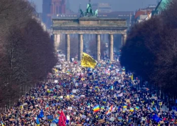 Ko šalje mlade na ulice Berlina? Aktivisti otišli, nejasno ko vodi protest