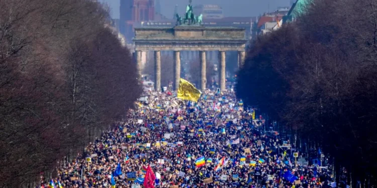 Ko šalje mlade na ulice Berlina? Aktivisti otišli, nejasno ko vodi protest