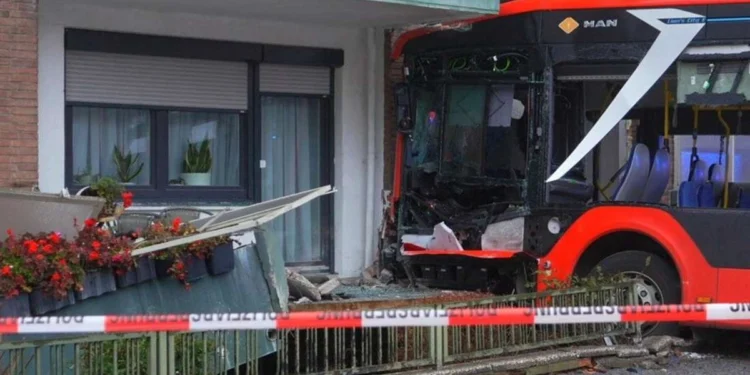 Jeziva nesreća u Nemačkoj: Autobus udario u kuću, među 14 povređenih i deca