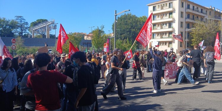 Učesnici protesta srednjoškolaca i studenata u Eks an Provansu 13. oktobra 2026.