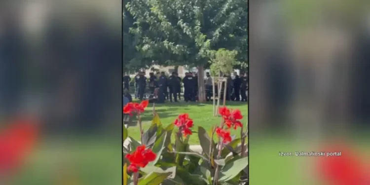 Policija privodi osumnjičene navijače u Splitu
