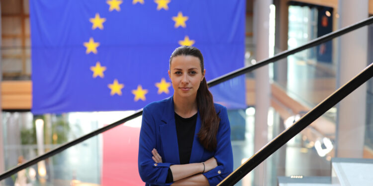 Irena Joveva ispred zastave Evropske unije