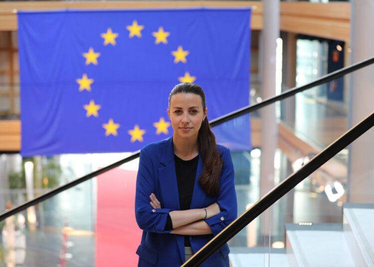 Irena Joveva ispred zastave Evropske unije