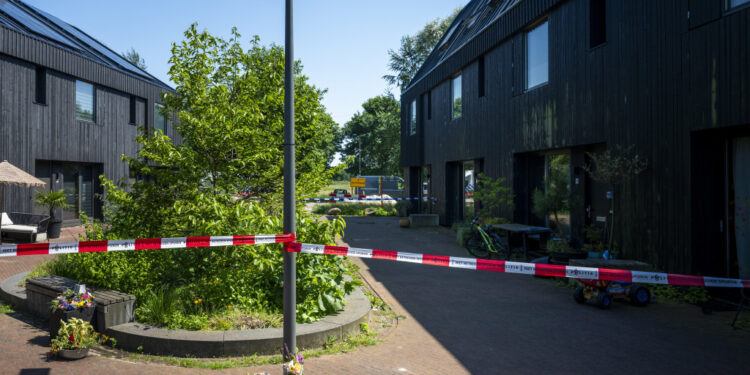 Policijska traka na mestu porodične tragedije u holandskom Merstadu