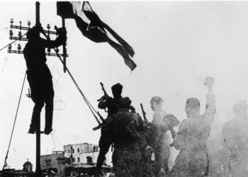 Podizanje zastave u oslobođenom Beogradu 1944. godine, arhivska fotografija