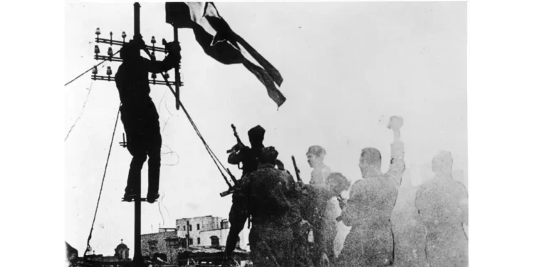Podizanje zastave u oslobođenom Beogradu 1944. godine, arhivska fotografija