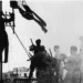 Podizanje zastave u oslobođenom Beogradu 1944. godine, arhivska fotografija