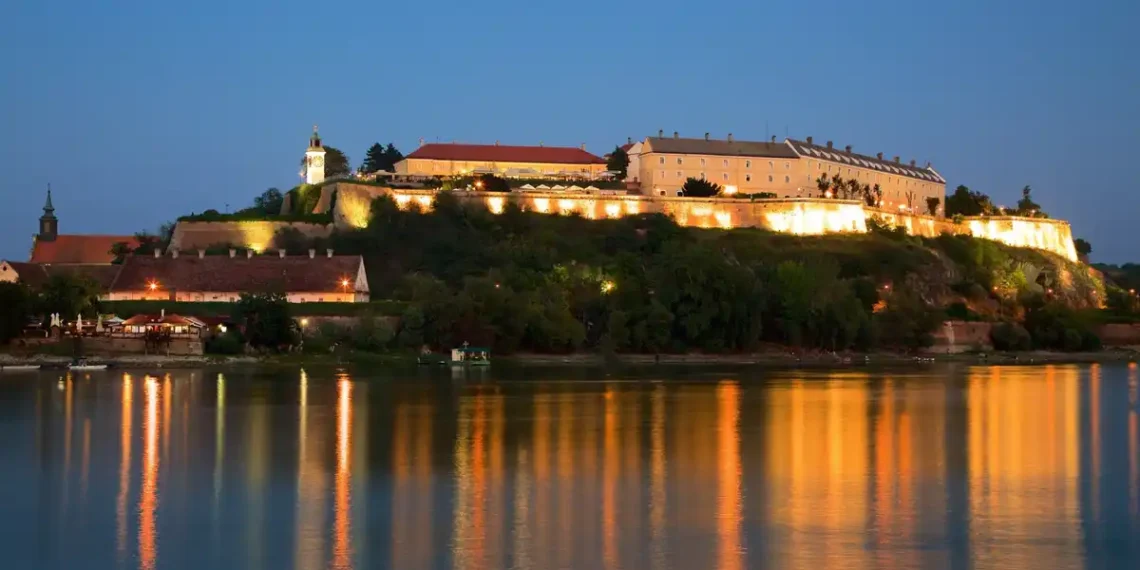 Osvetljena Petrovaradinska tvrđava iznad Dunava