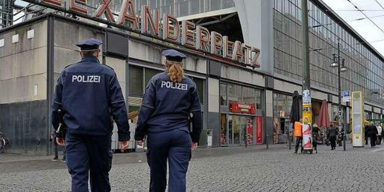 Policajci na Aleksanderplacu u Berlinu