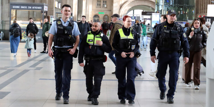 Policijska patrola na Glavnoj železničkoj stanici u Lajpcigu