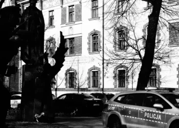 Policijski automobil ispred obrazovne ustanove u Poljskoj