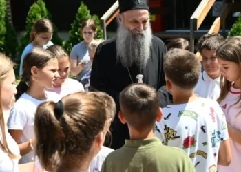 Patrijarh Porfirije sa decom – arhivska fotografija