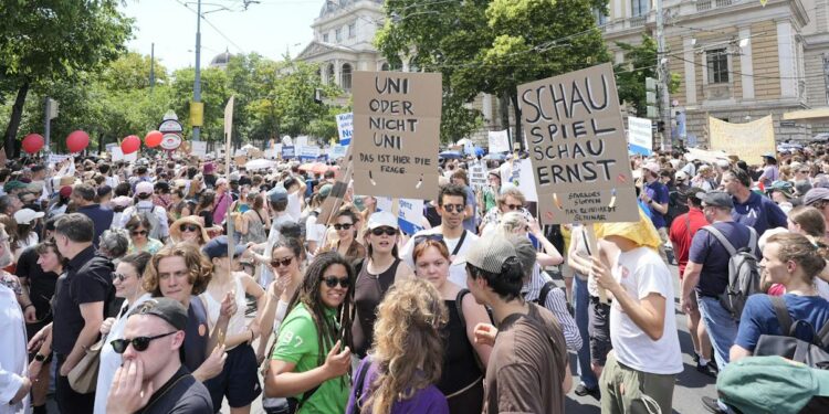 Veliki protest studenata i univerzitetskih zaposlenih u Beču