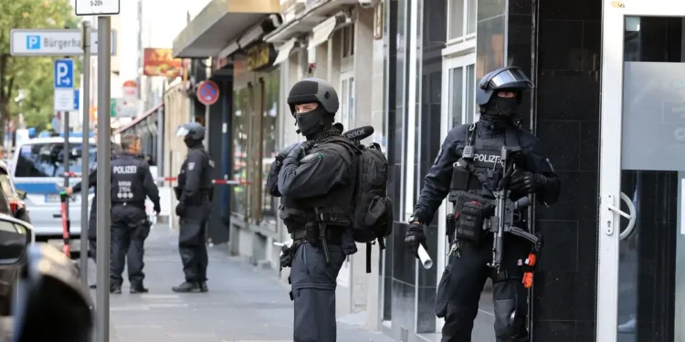 Nemačke specijalne policijske jedinice tokom pretresa