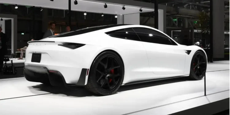 Beli Tesla Roadster iz zadnjeg bočnog ugla