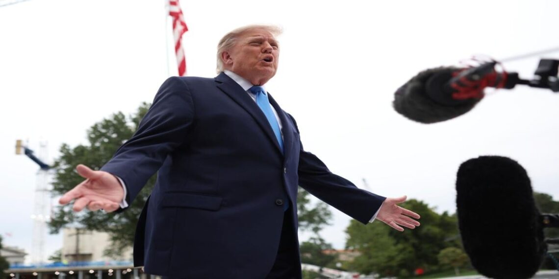 Arhivska fotografija Donalda Trampa tokom razgovora sa novinarima ispred Bele kuće, 3. oktobra 2026.