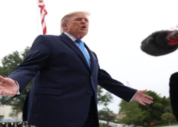 Arhivska fotografija Donalda Trampa tokom razgovora sa novinarima ispred Bele kuće, 3. oktobra 2026.