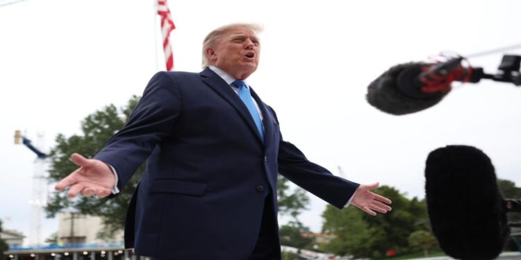 Arhivska fotografija Donalda Trampa tokom razgovora sa novinarima ispred Bele kuće, 3. oktobra 2026.