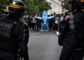 Učenici i policija tokom protesta ispred škole u Francuskoj