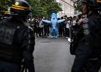 Učenici i policija tokom protesta ispred škole u Francuskoj