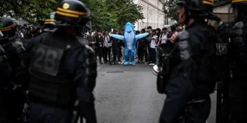 Učenici i policija tokom protesta ispred škole u Francuskoj