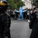 Učenici i policija tokom protesta ispred škole u Francuskoj
