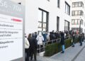 Građani ispred Ureda za strance u Kelnu