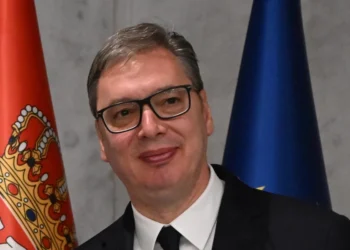 Aleksandar Vučić ispred zastava Srbije i Evropske unije, arhivska fotografija iz 2025. godine